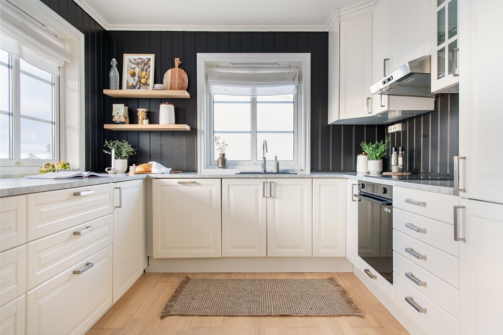 Man har sjøgløtt fra kjøkkenvinduene. Galleribilde