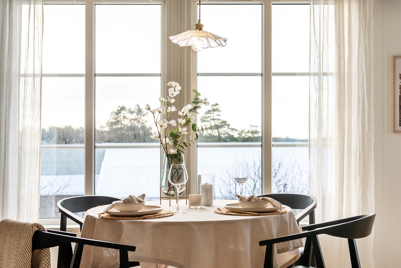 Store vinduer gir godt med lys og fin utsikt Galleribilde