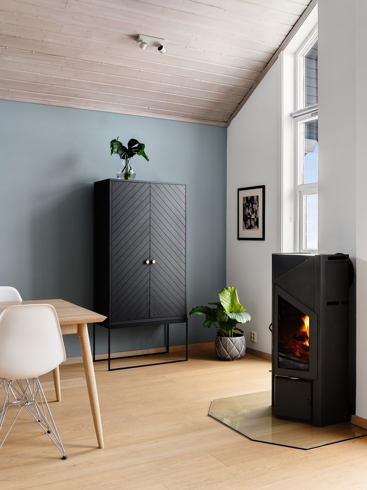 En stemningsfull peis bidrar med ekstra varme og hygge på kjølige dager Galleribilde