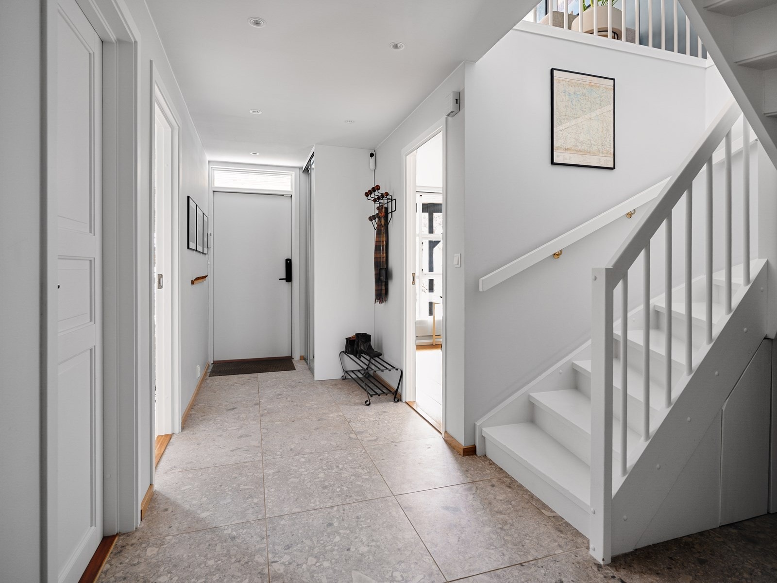 Boligen har en familievennlig planløsning over to etasjer. Moderne standard og gjennomførte oppgraderinger Galleribilde