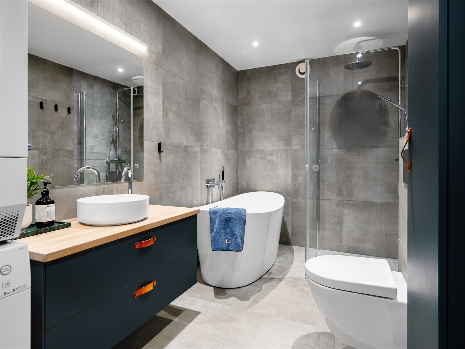 Lekkert bad i 1. etasje fra 2017 med elektriske varmekabler i gulv og downlights i himling Galleribilde