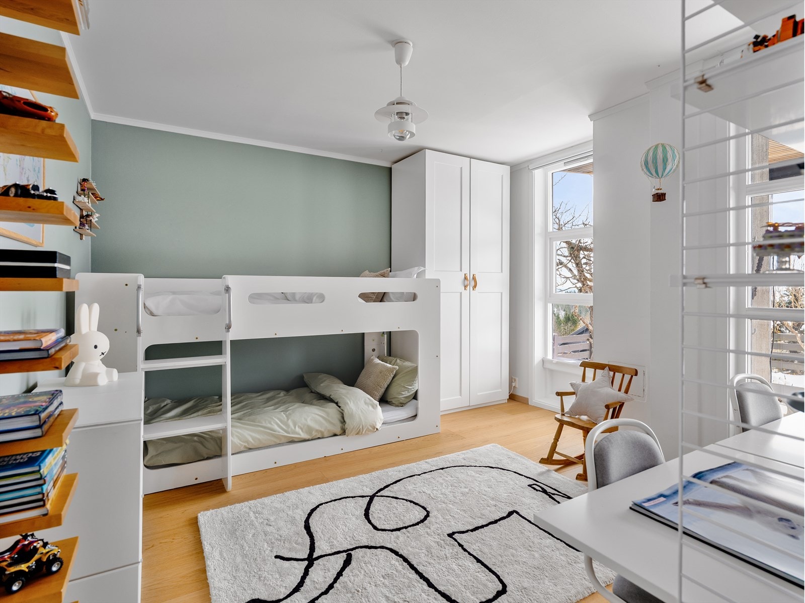 Stort soverom i 1. etasje med store vindusflater, gode lysforhold og fin romfølelse Galleribilde