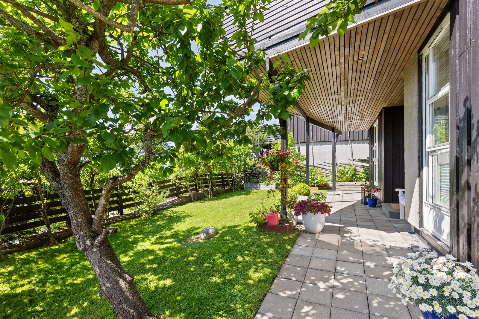 Et uteområde for alle årstider. Frodig og grønt om sommeren, og like stemningsfullt gjennom vinterhalvåret Galleribilde