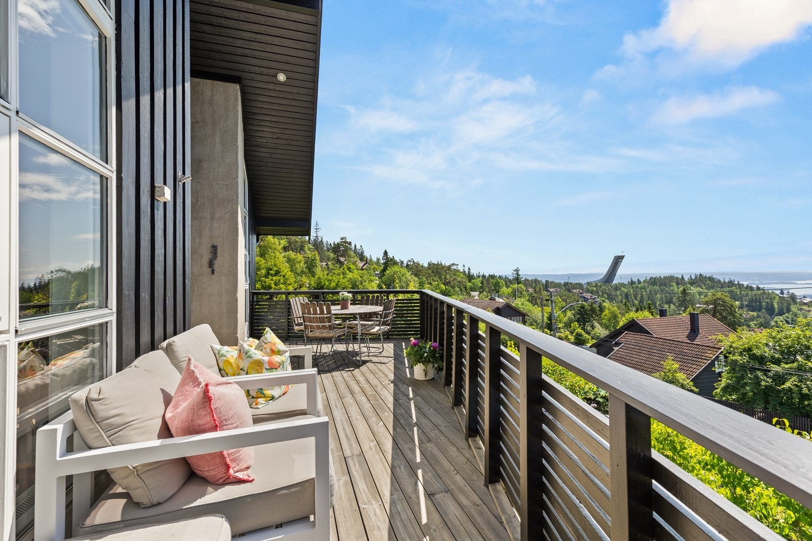 Terrassen sommerstid - Terrassen har god plass til sittegrupper, solsenger, grill og beplantning Galleribilde