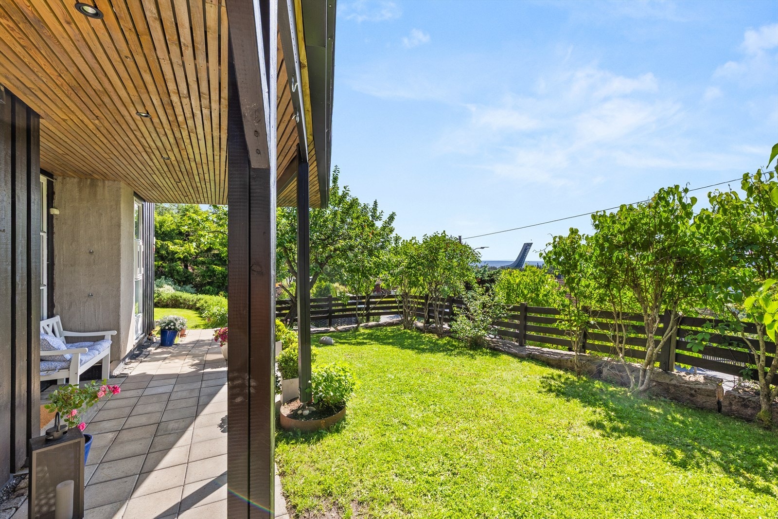 Usjenert med utsikt mot Holmenkollbakken - Like fin for lek og hygge hele året Galleribilde