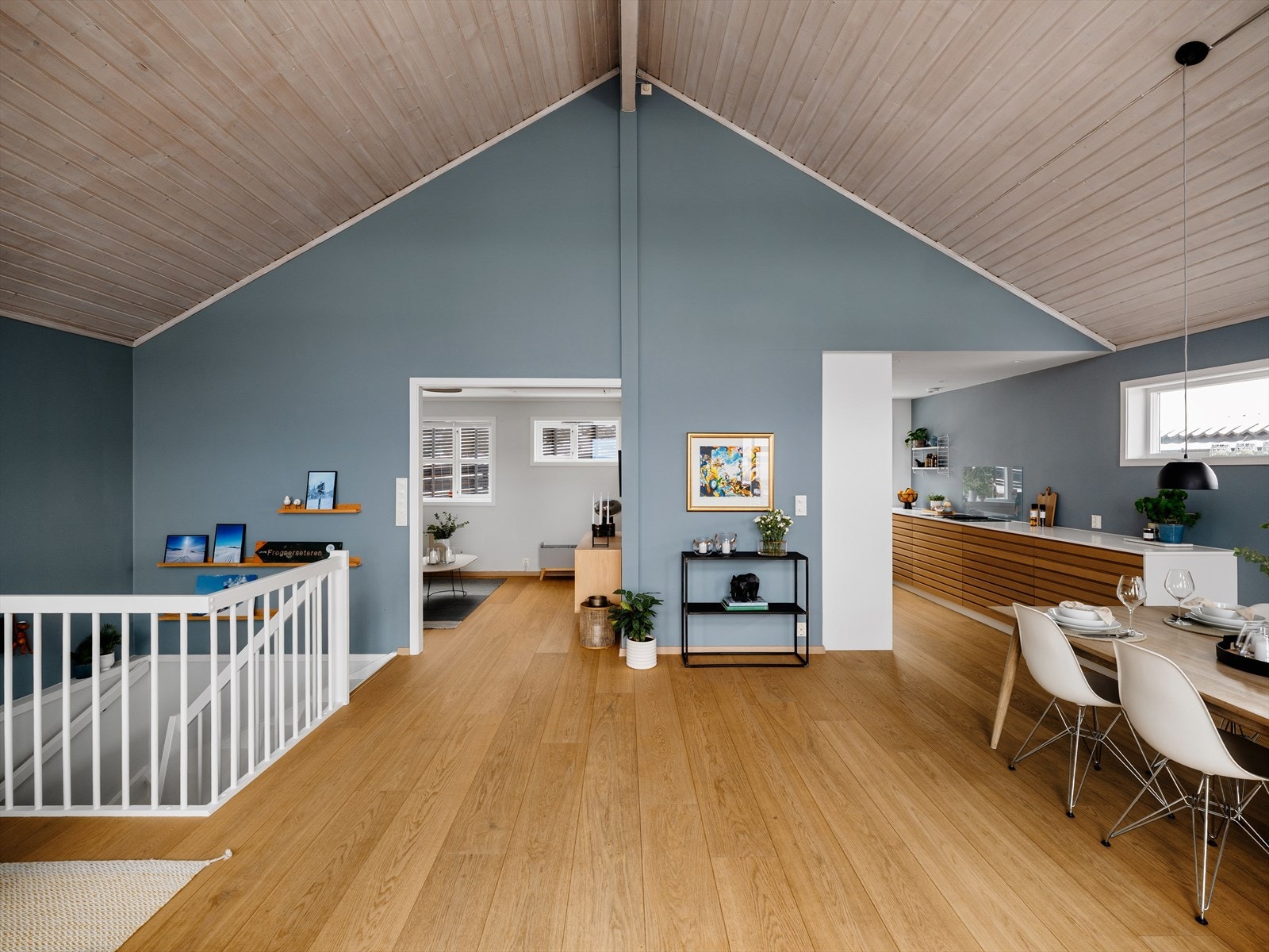 Gode møbleringsmuligheter for sofagruppe, spiseplass og oppbevaring Galleribilde