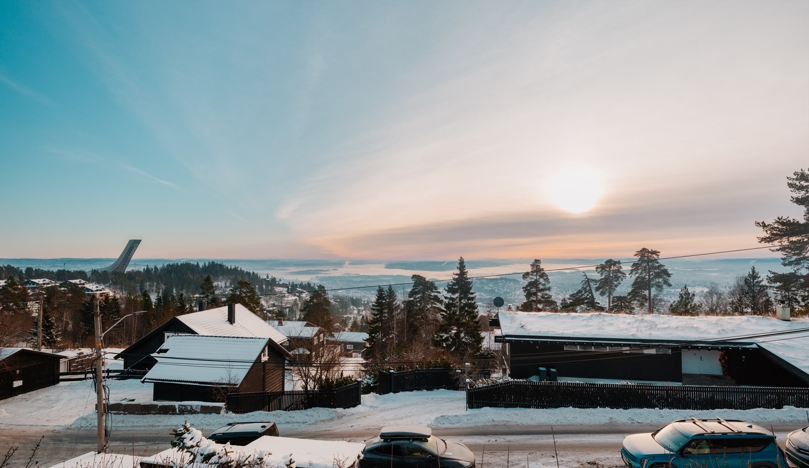 Eiendommen ligger høyt og fritt på en solrik tomt med flott utsikt over Oslofjorden, byen, Bærumsmarka og mot Holmenkollbakken Galleribilde