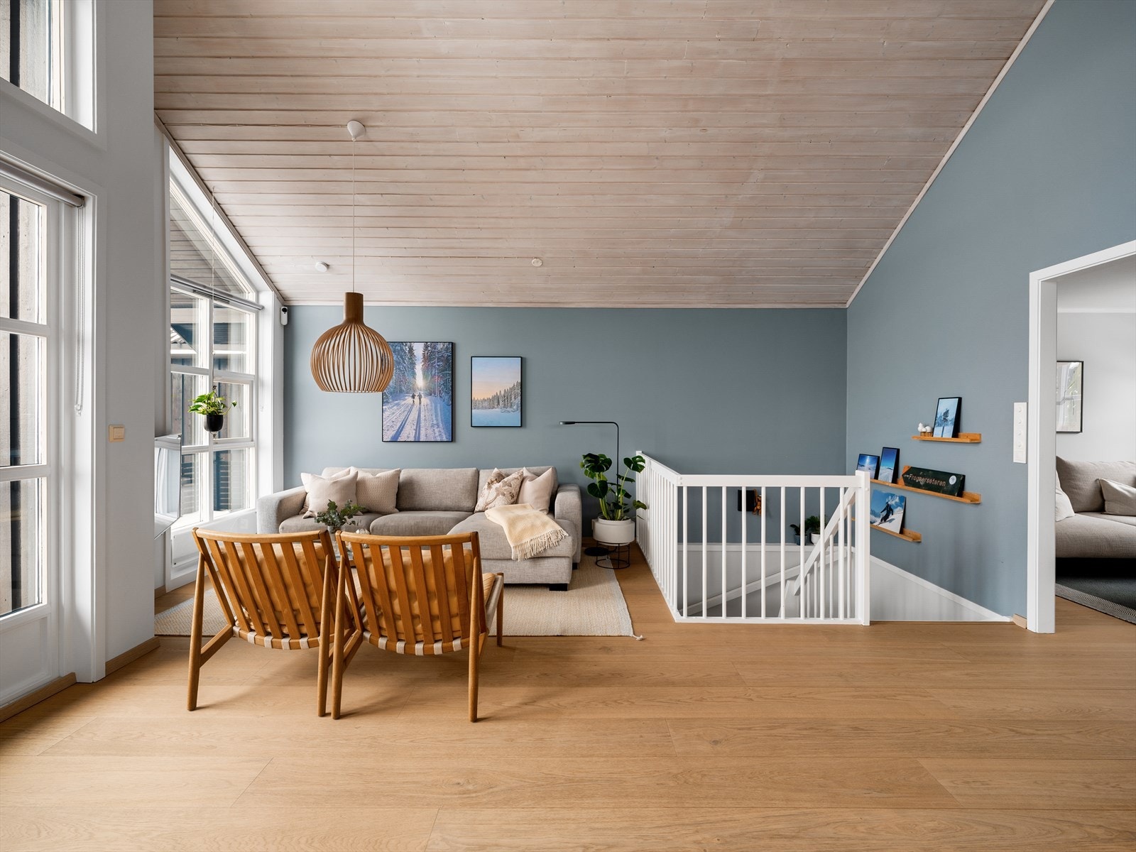 Store vindusflater fra gulv til tak gir rikelig med naturlig lys og svært gode lys- og utsiktsforhold Galleribilde