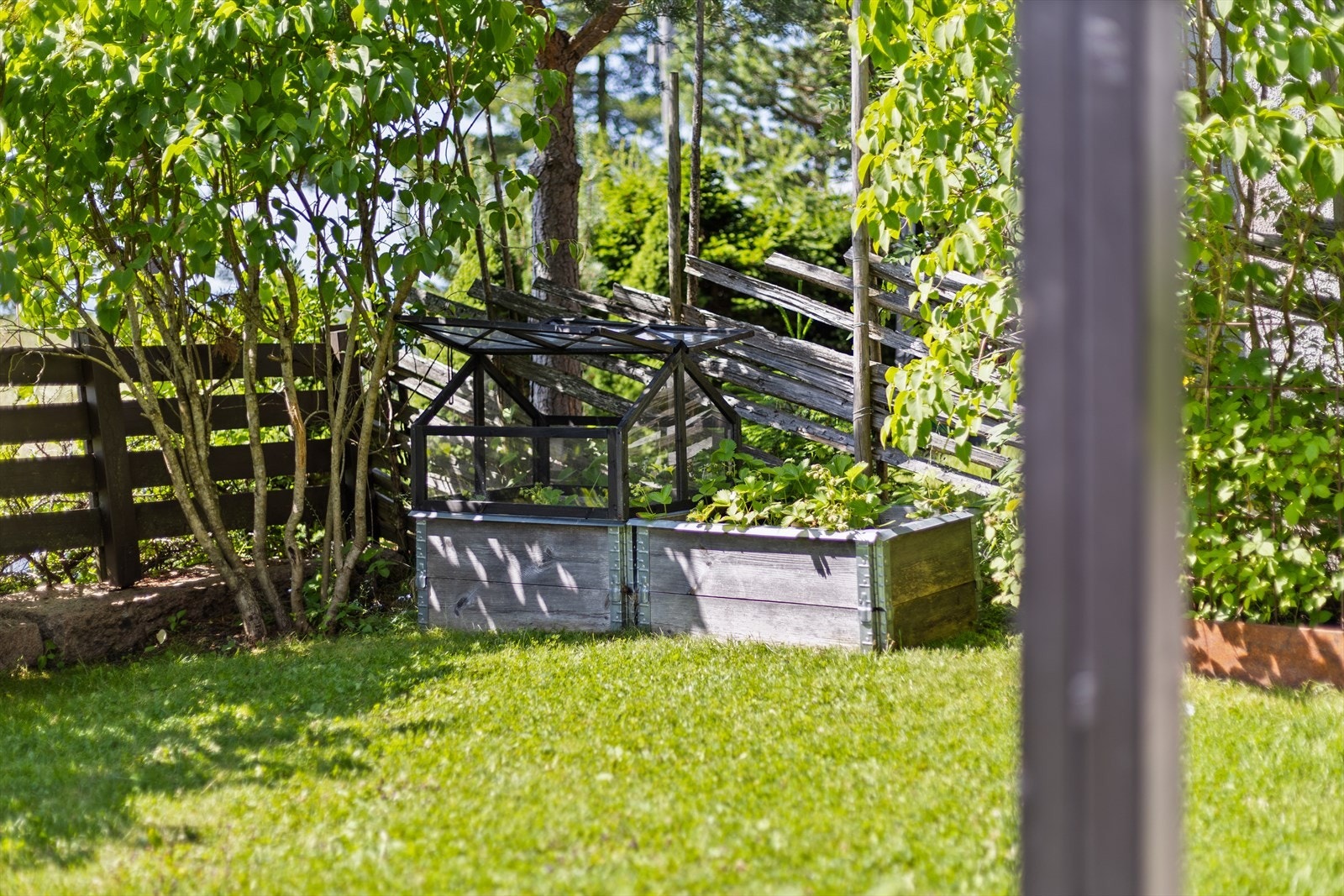 Her er det lett å skape sin egen lille kjøkkenhage. Plantekasser klare for urter, bær eller grønnsaker Galleribilde