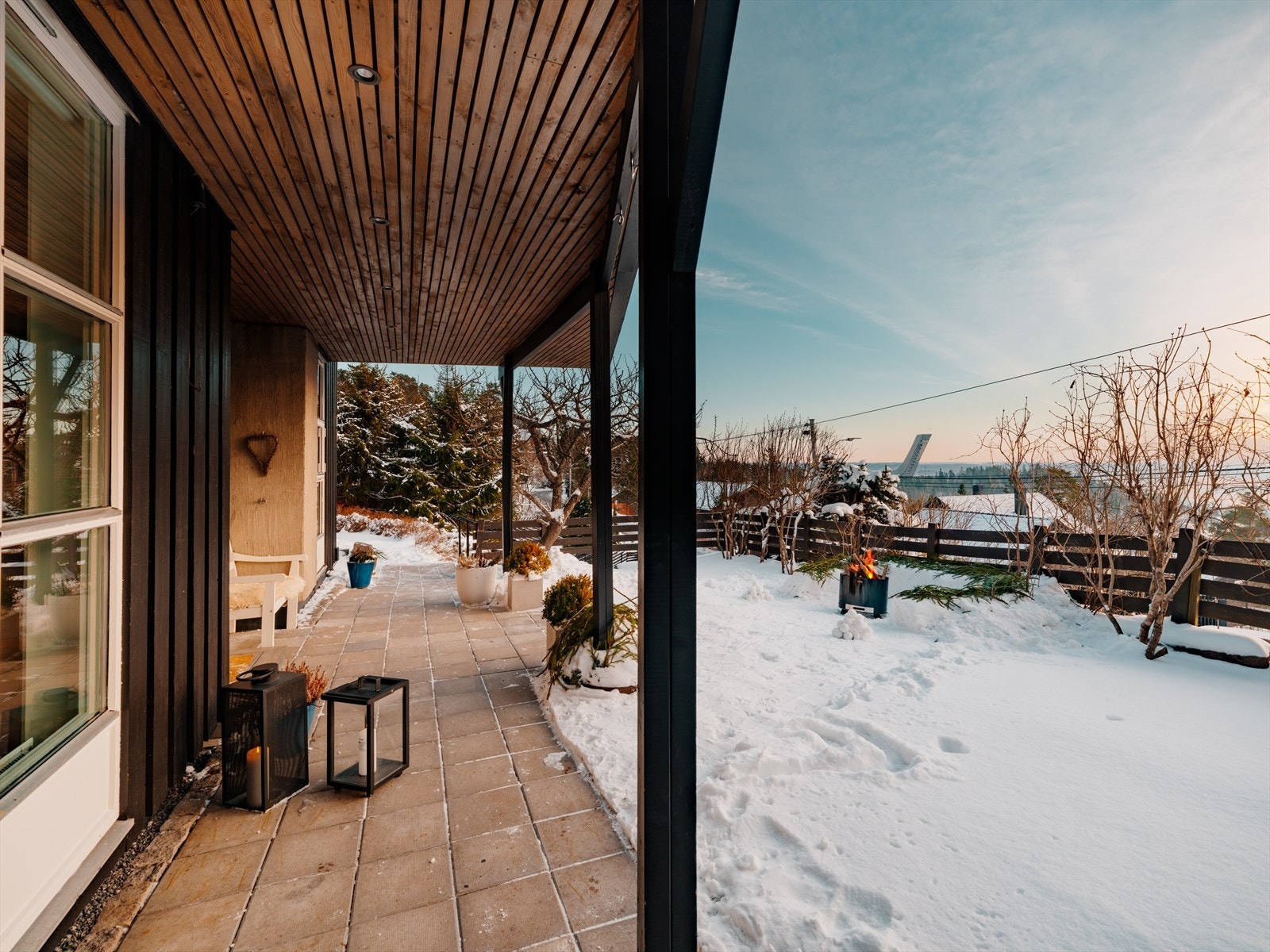 Vinterstid kan man nærmest spenne på seg skiene like utenfor døren og utforske milevis med skiløper, før kvelden rundes av foran peisen Galleribilde