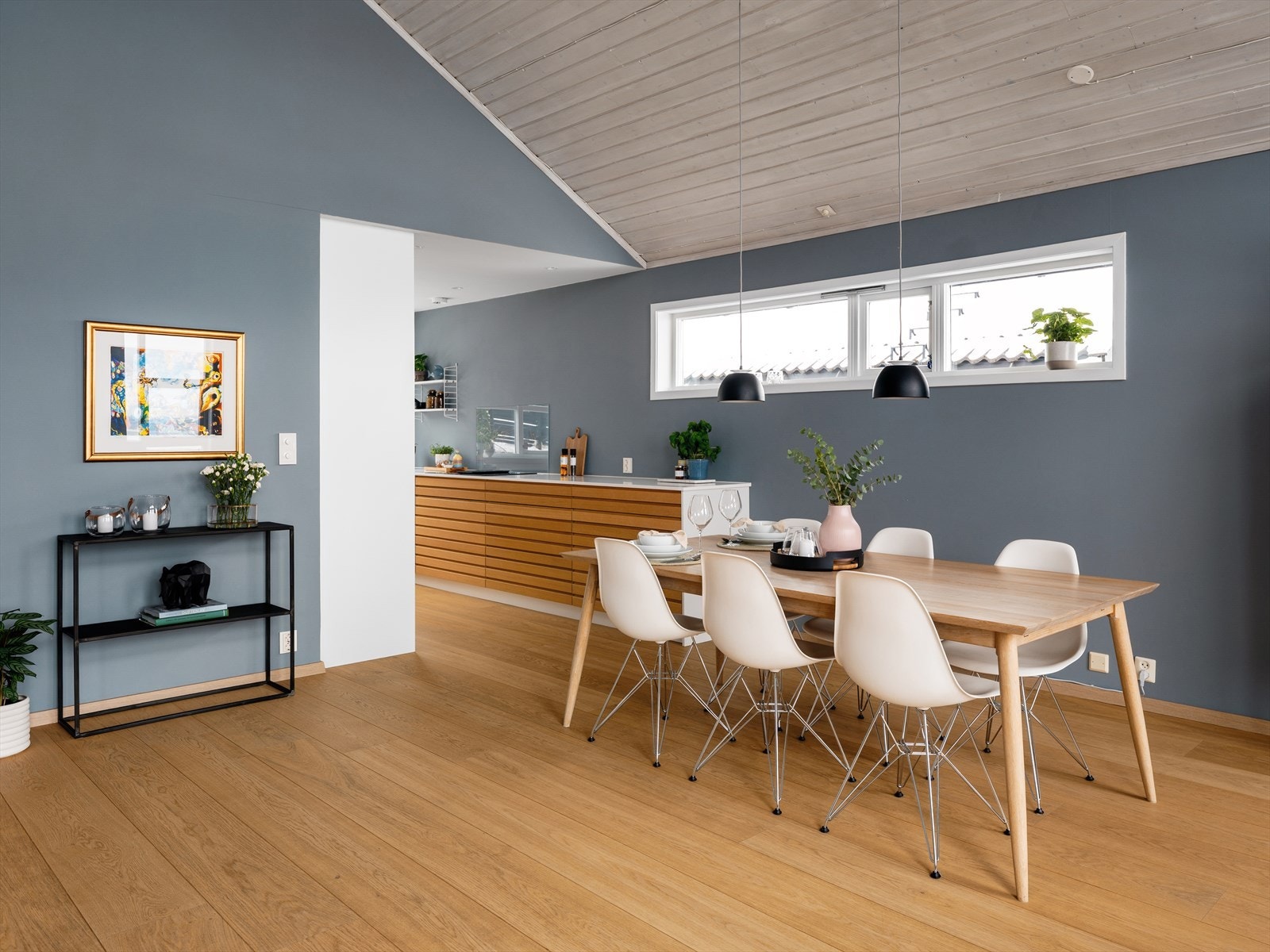 Stue og kjøkken utgjør hoveddelen av boligens 2. etasje. Sammen danner de et stort, åpent og familievennlig allrom med god plass til både hverdagsliv og sosiale sammenkomster Galleribilde