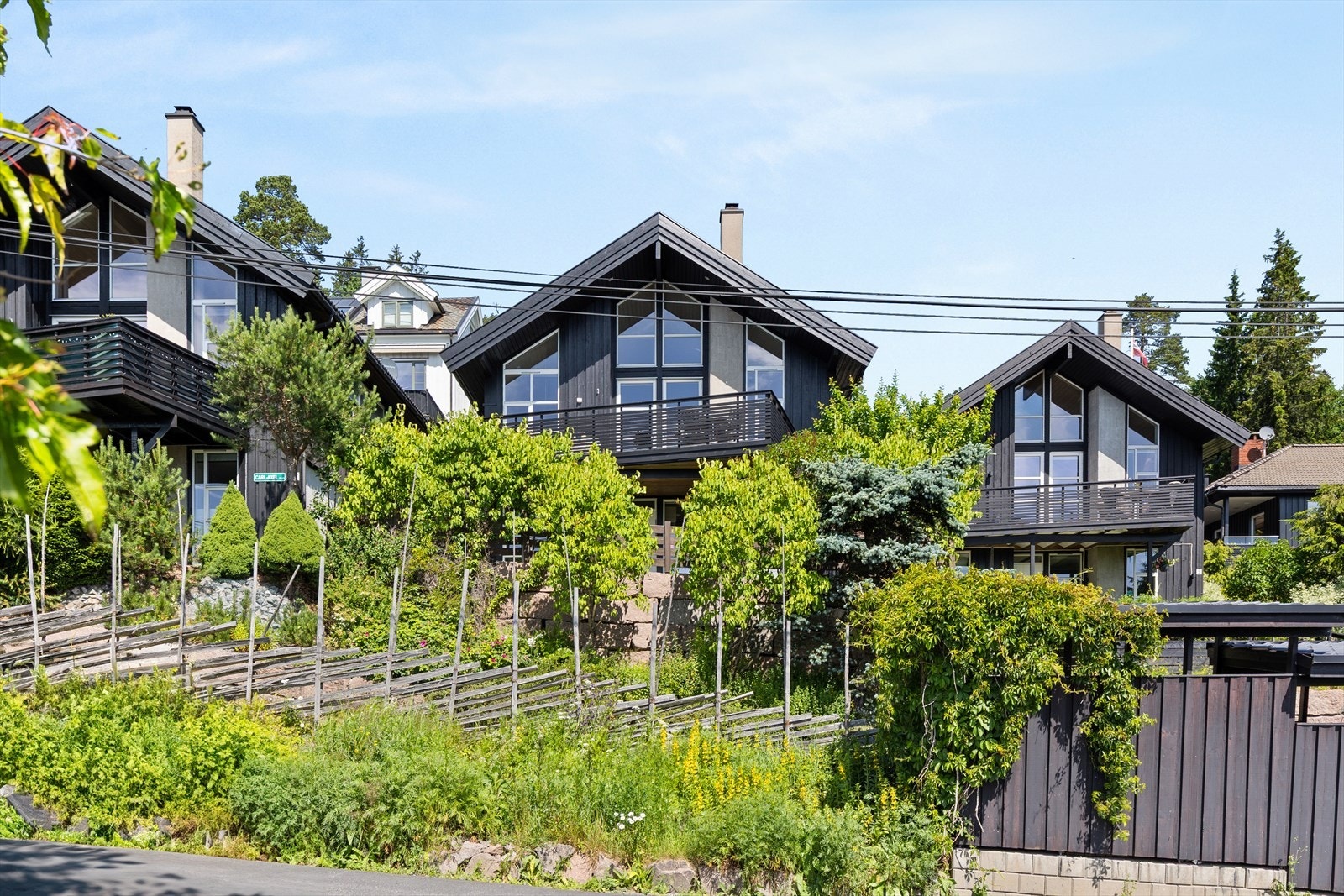 Eiendommen har andel i fellesareal - ca. 2 mål som omfatter adkomstvei, internveier og grøntområder med lekeareal som grenser til marka. 1/9 del av gnr. 33, bnr. 941 Galleribilde