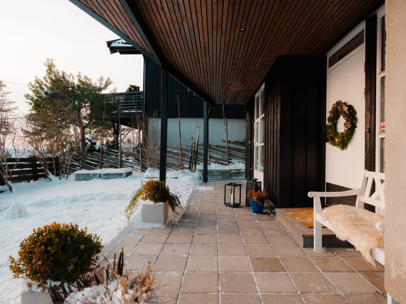 Boligen har en barnevennlig og idyllisk hage med gode solforhold og og lite innsyn Galleribilde