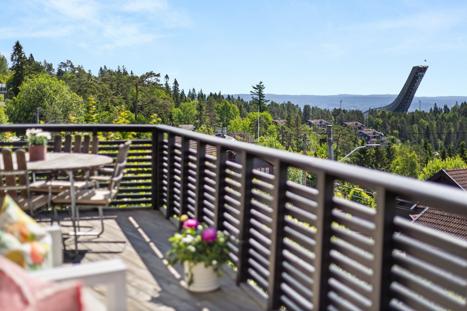 Usjenert, lunt og frodig - et fantastisk uteområde som passer perfekt for både barnefamilier og sosiale sammenkomster Galleribilde