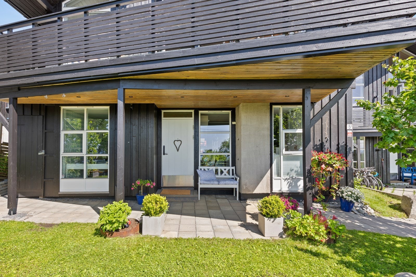 Overbygget uteplass med steinheller og downlightsbelysning i tak Galleribilde