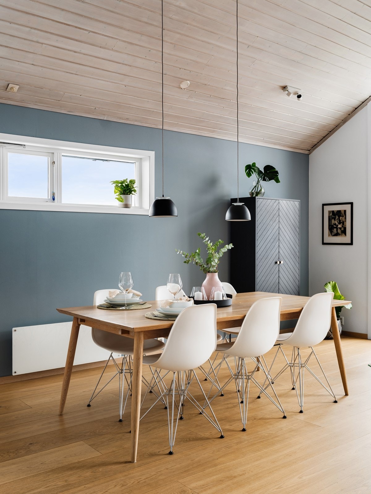 1-stavs eikeparkett på gulv, slette malte veggflater og himling kledd med hvitpigmentert panel Galleribilde