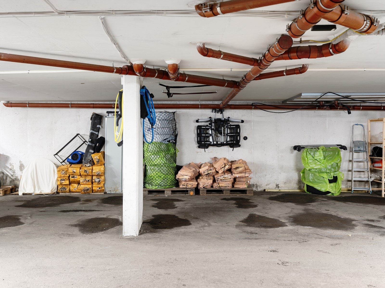 Garasjeplass i felles garasjeanlegg i nabobygg (garasjesameie) Galleribilde