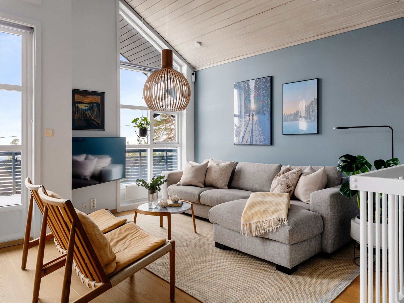 Rommet har lysinnslipp fra tre himmelretninger, inkludert kjøkkenvinduene Galleribilde