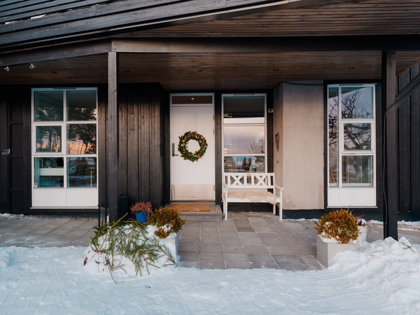 Boligen har adkomst fra et hyggelig og pent opparbeidet inngangsparti. Det er varmekabler under steinheller og i trapp Galleribilde