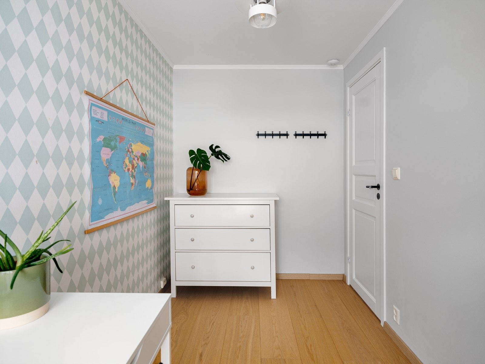 Boligen inneholder tre soverom, alle beliggende i boligens 1. etasje Galleribilde