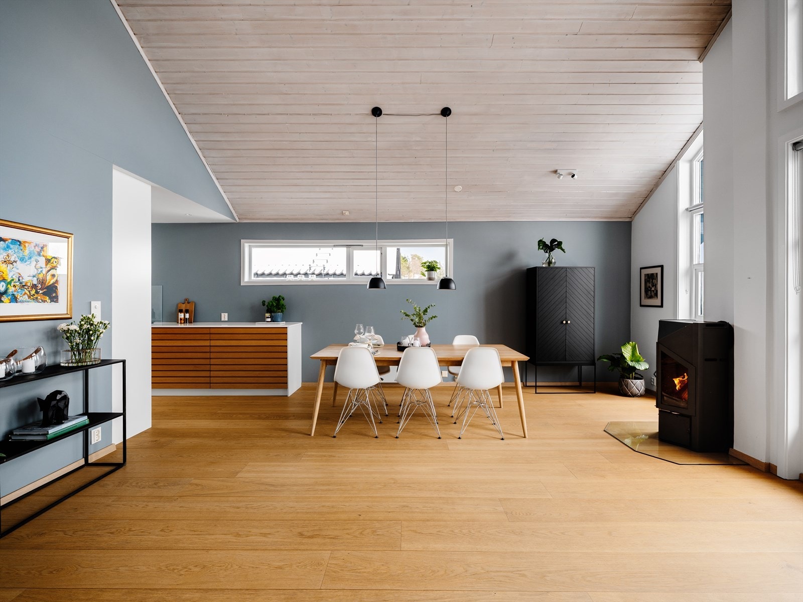 Stor og luftig stue med imponerende takhøyde og fri høyde helt opp til mønet, noe som gir rommet en helt spesiell romfølelse Galleribilde