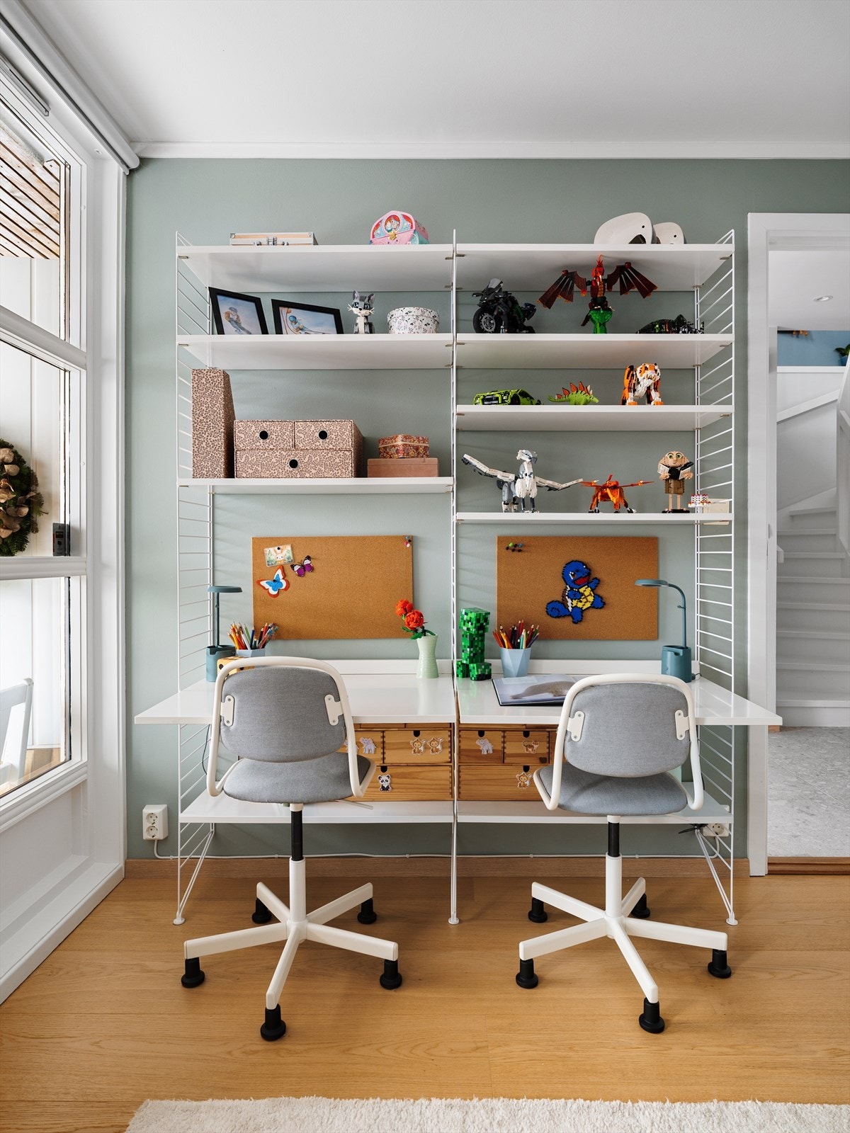 Gode møbleringsmuligheter for seng, oppbevaring og kontorpult Galleribilde