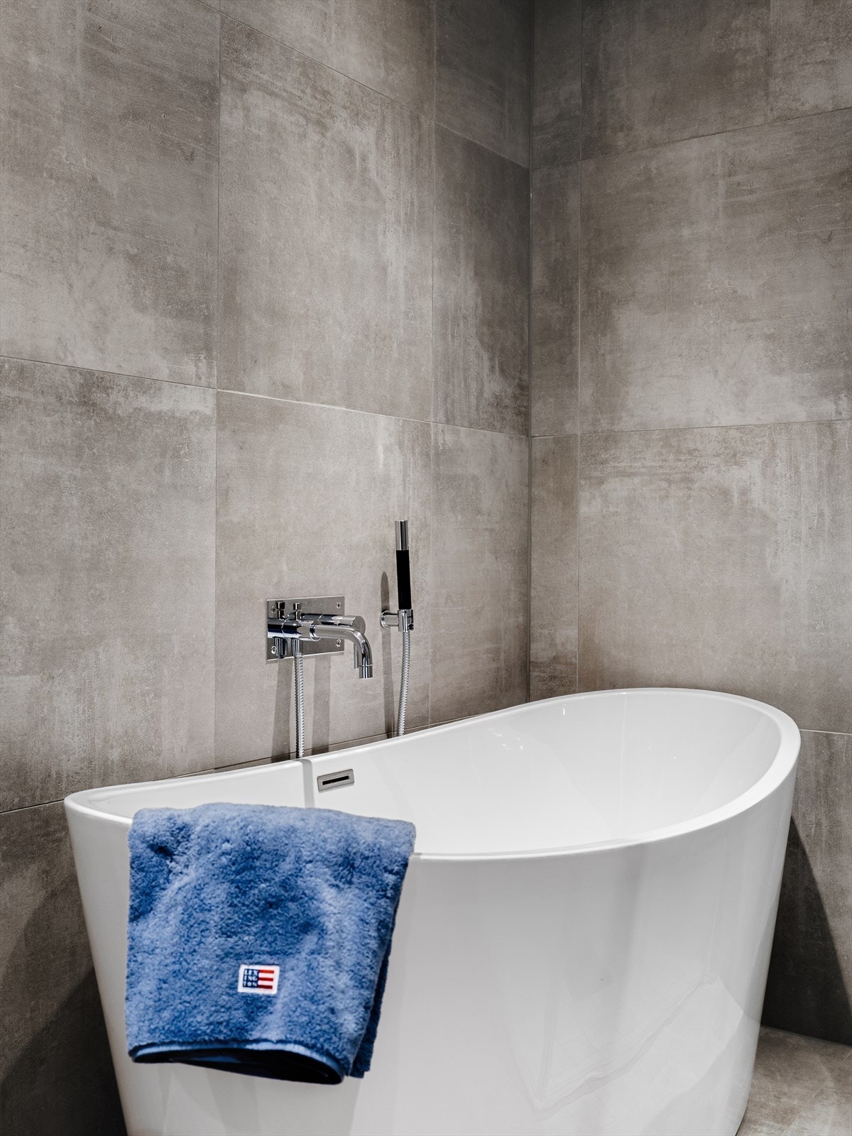 Badet er innredet med både frittstående badekar og dusjhjørne med regnfallsdusj Galleribilde