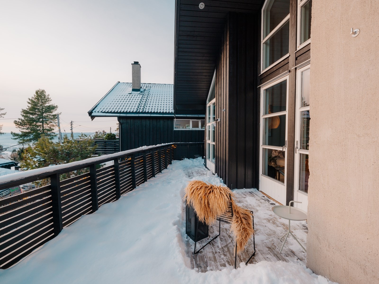 Terrassen strekker seg rundt tre sider via en sammenhengende gangvei, og både terrasser og gangvei er belagt med impregnerte terrassebord Galleribilde