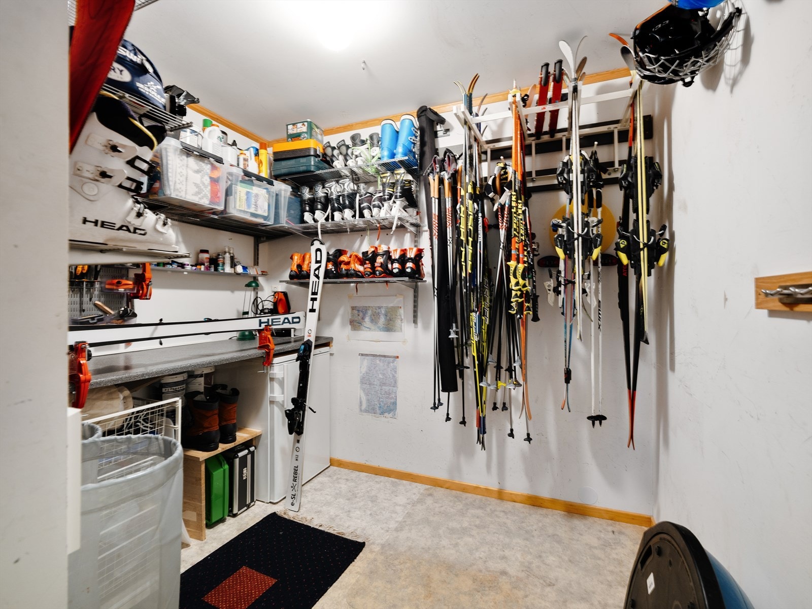 Romslig bod med to soner, arbeidsbenk og hyller. Varmtvannsbereder fra 2019. Perfekt for skiutstyr, treningsutstyr og sesonglagring Galleribilde