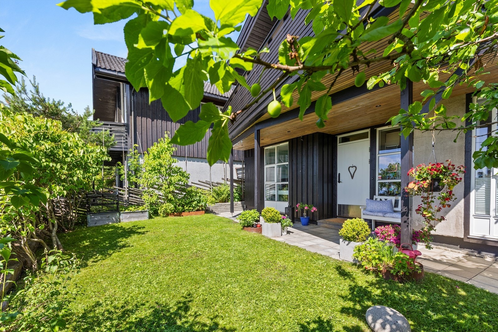 Barnevennlig og idyllisk hage med gode solforhold og lite innsyn Galleribilde