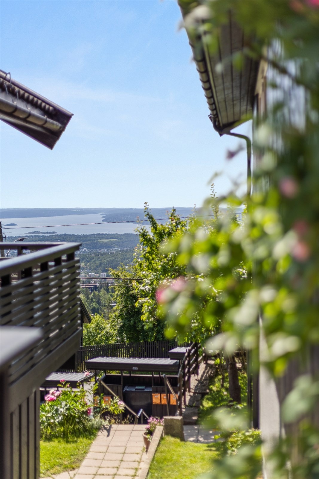 Høyt og fritt beliggende med langstrakt utsikt - like imponerende innenfra som utenfra Galleribilde