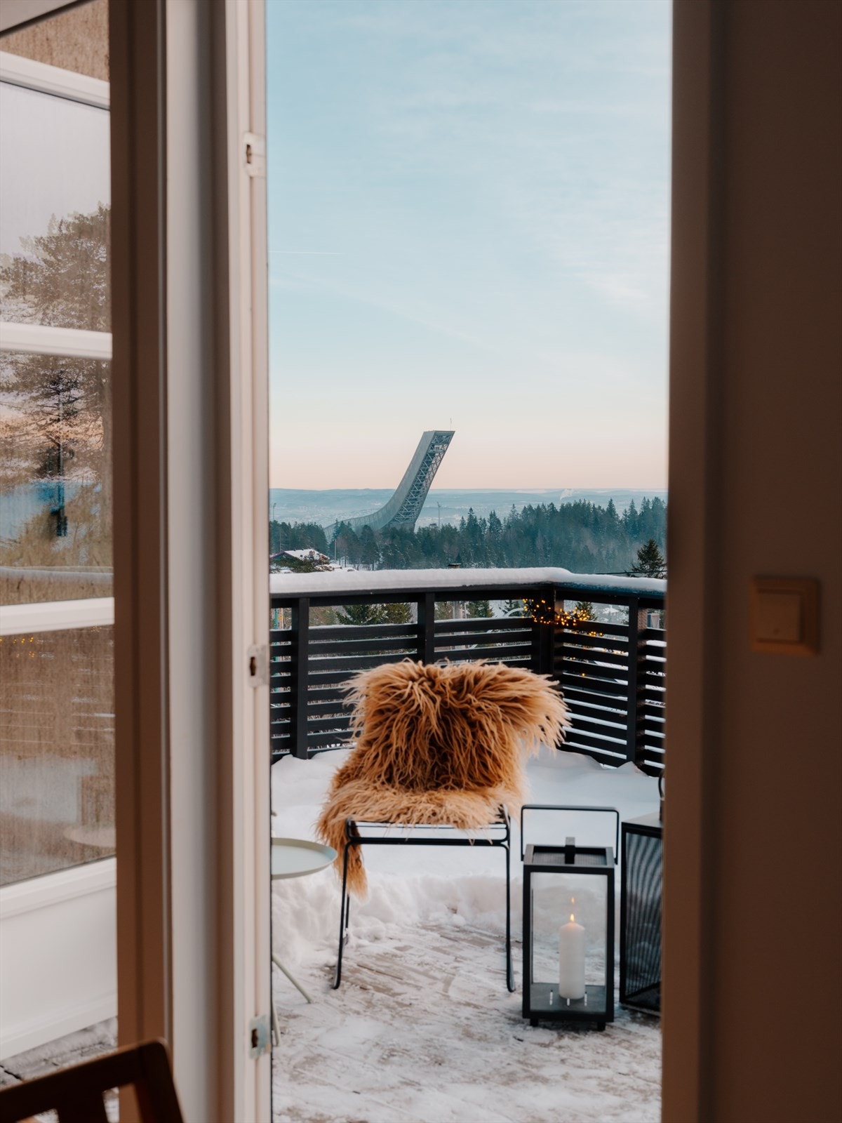 Fra stuen er det utgang til en stor, sørvendt terrasse med svært gode solforhold og storslått utsikt Galleribilde