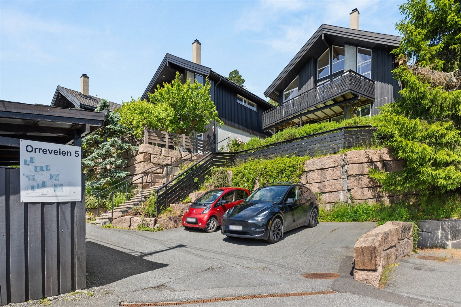 Garasjeplass med elbillader i felles garasjeanlegg (tinglyst) og én utvendig biloppstillingsplass medfølger. Det er i klargjort for etablering av ekstra ladeboks ved biloppstillingsplassen Galleribilde