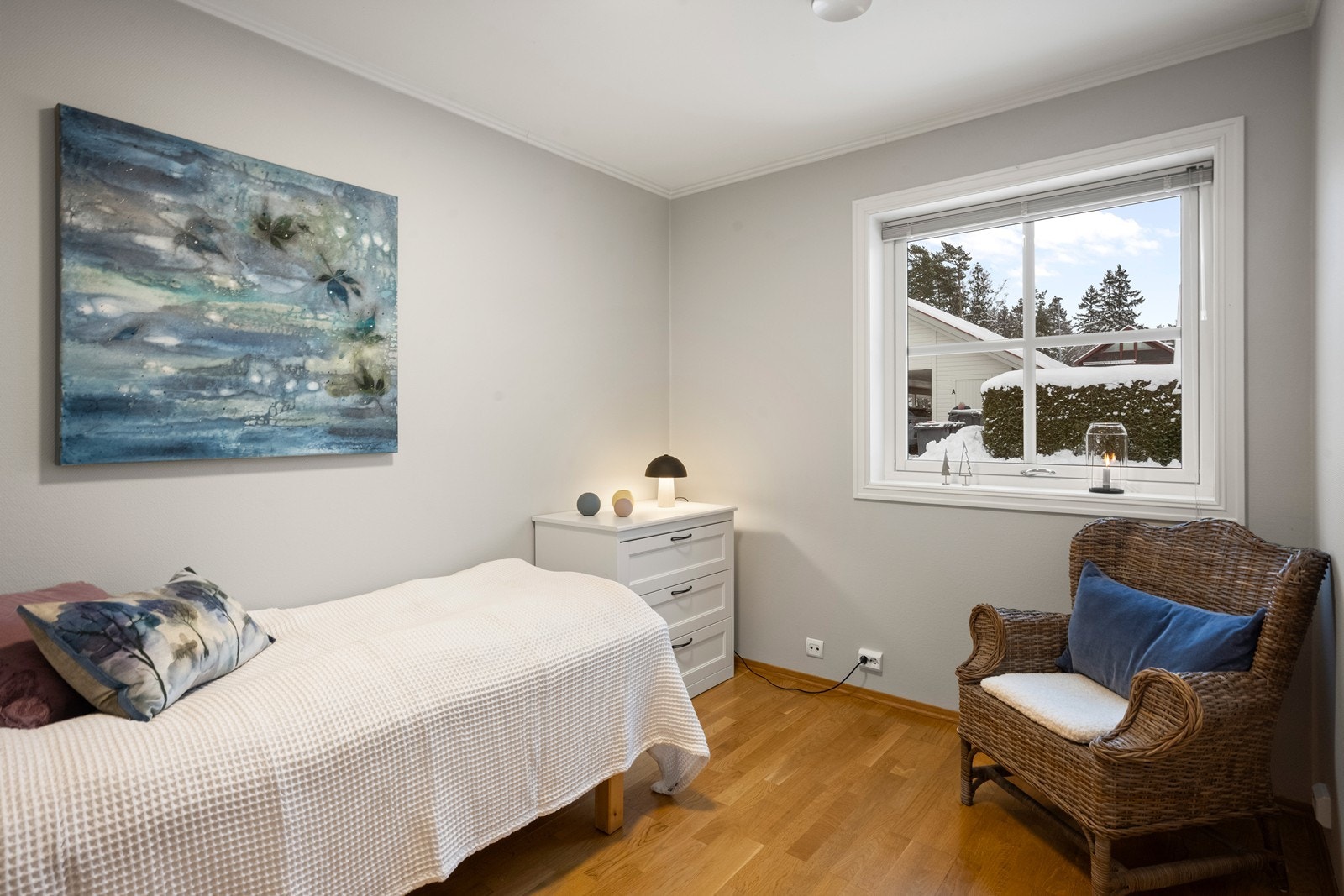 Boligens første soverom ligger praktisk til i første etasje og har gulvvarme. Galleribilde