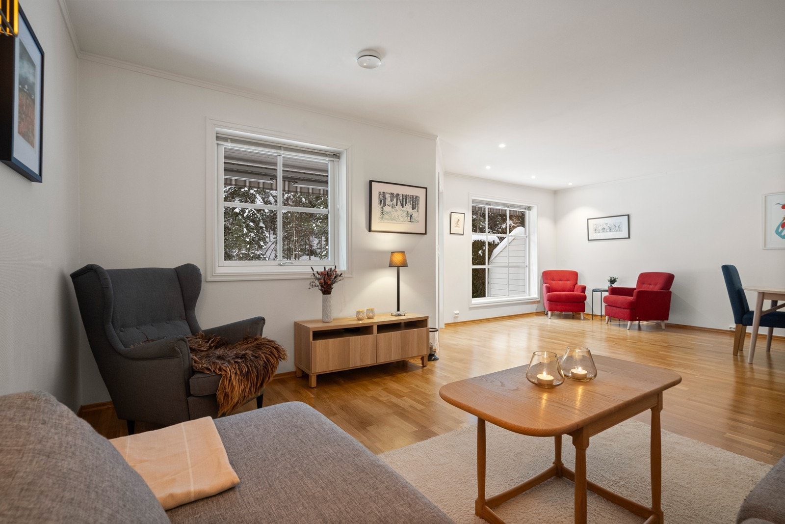 Gjennomgående gulvvarme i hele første etasje sikrer en jevn og god temperatur. Galleribilde