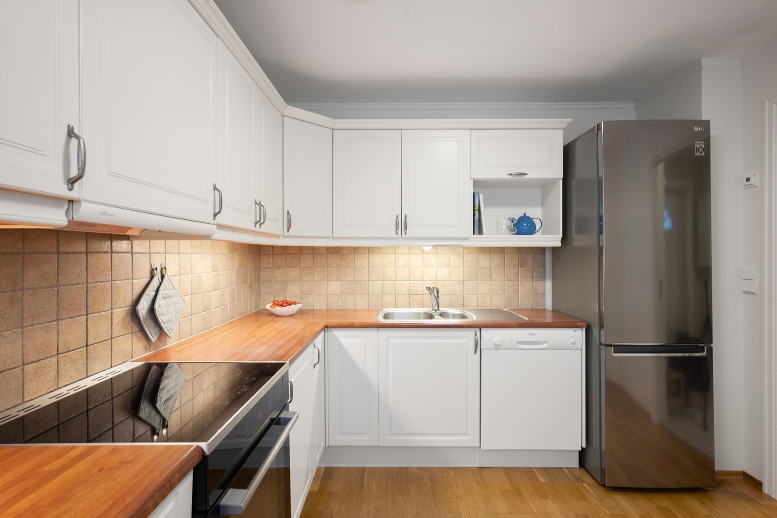 Kjøkkenet er utstyrt med ventilator og balansert ventilasjon for et godt inneklima. Galleribilde