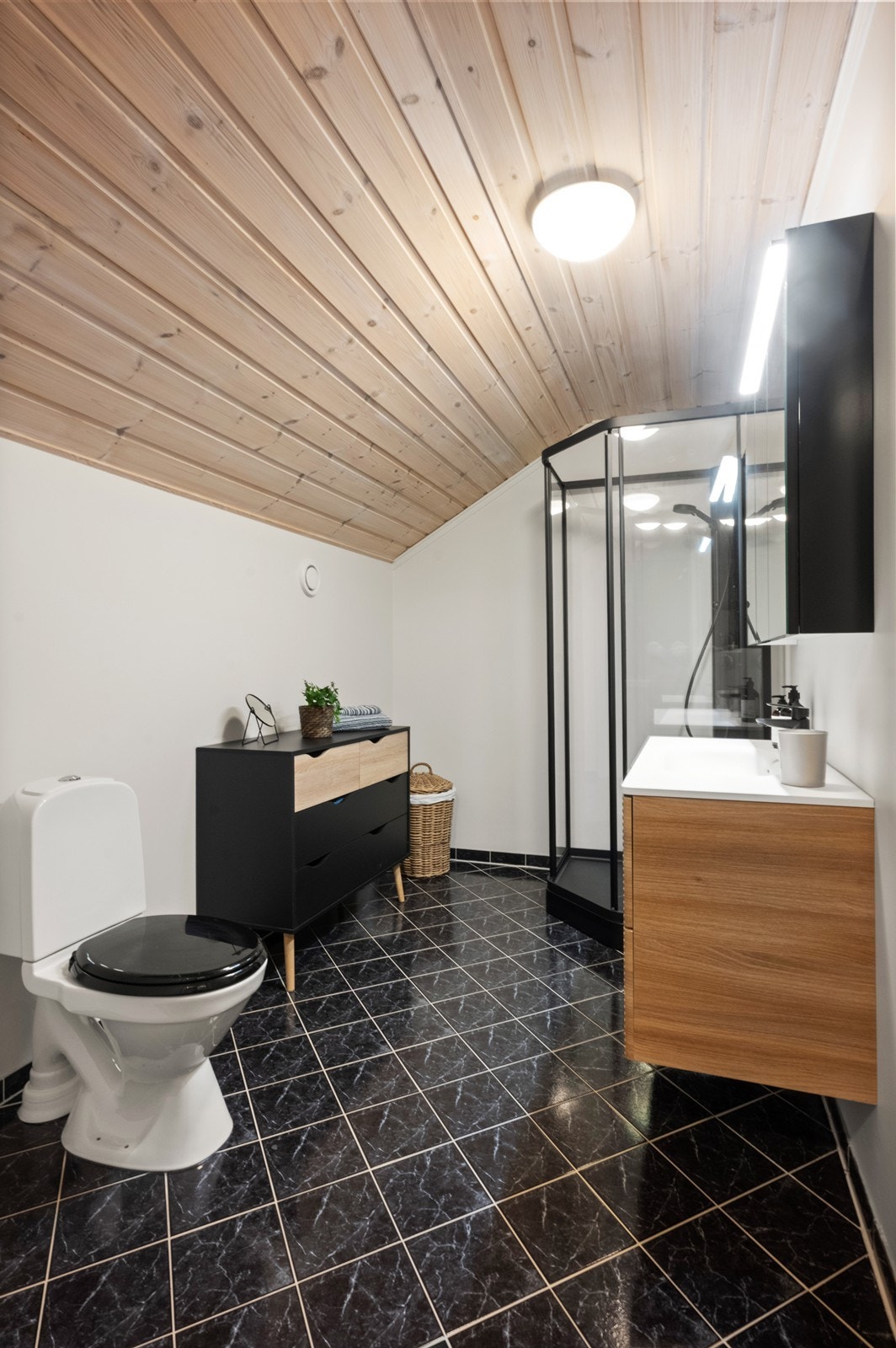 Moderne og oppgradert baderom i 2 etasje med stilren innredning fra 2025 - moderne og funksjonelt. Badet har flislagt gulv med varmekabler og panel i taket. Galleribilde