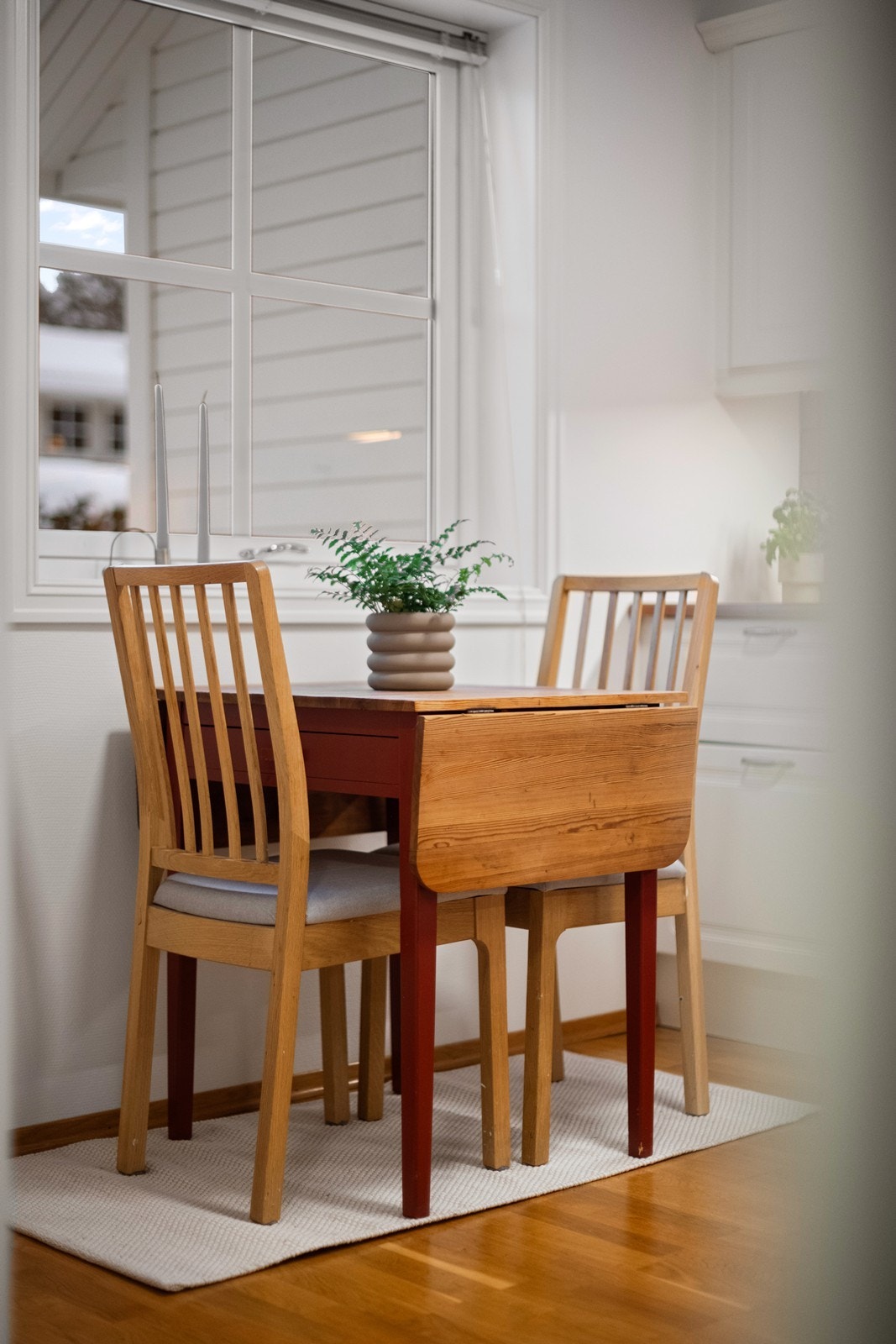 Det er plass til en liten spiseplass ved vinduet for hyggelige måltider. Galleribilde