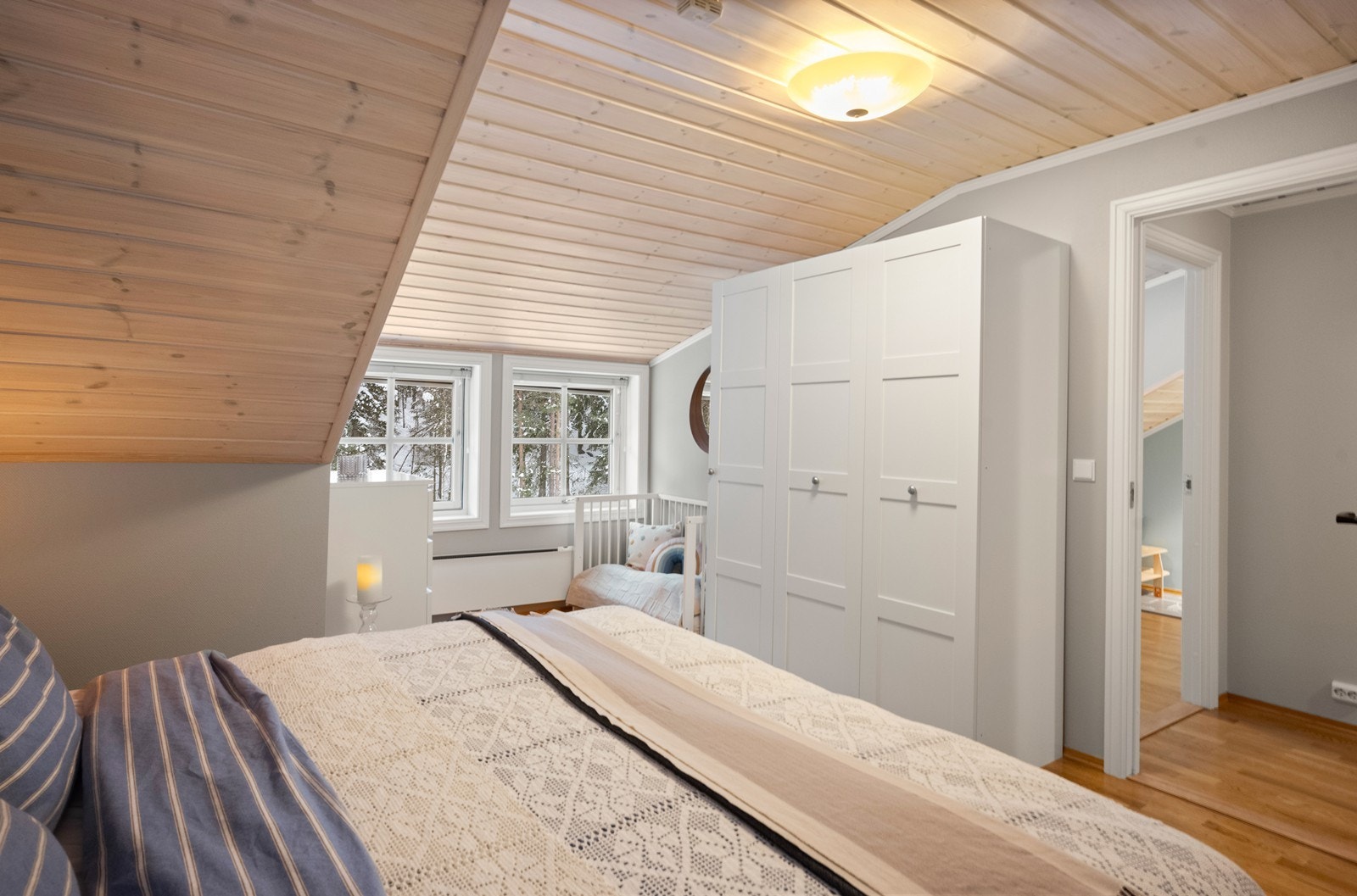 Taket er kledd med trepanel, som gir en lun atmosfære i rommet. Galleribilde