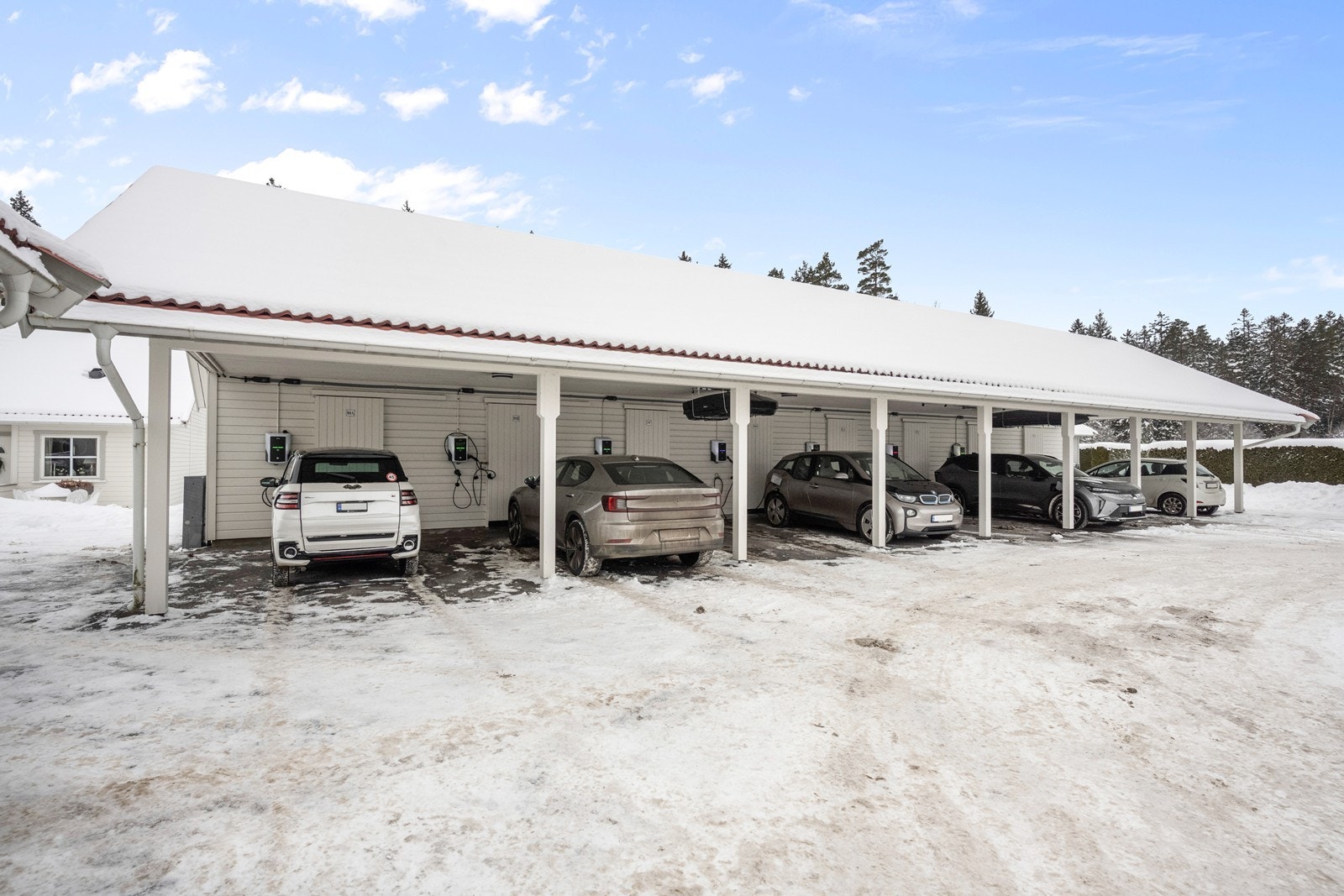 Til boligen hører en fast biloppstillingsplass i et felles carportanlegg. Galleribilde