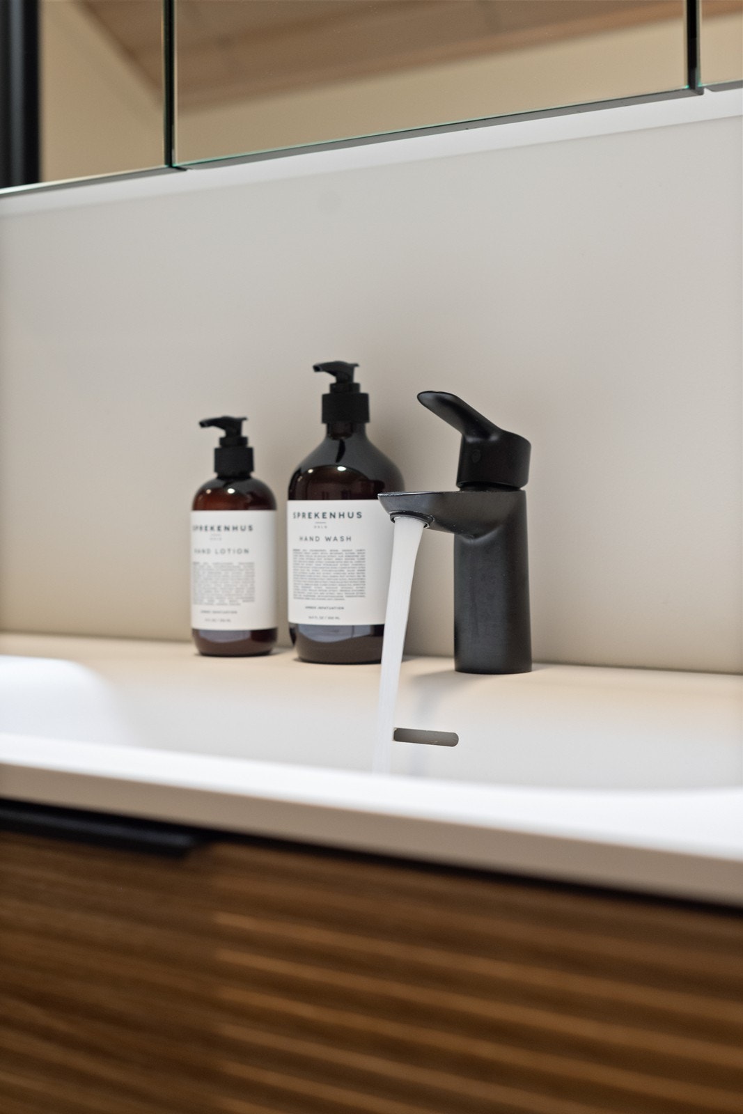 Moderne og stilrene detaljer på servant og armatur. Galleribilde