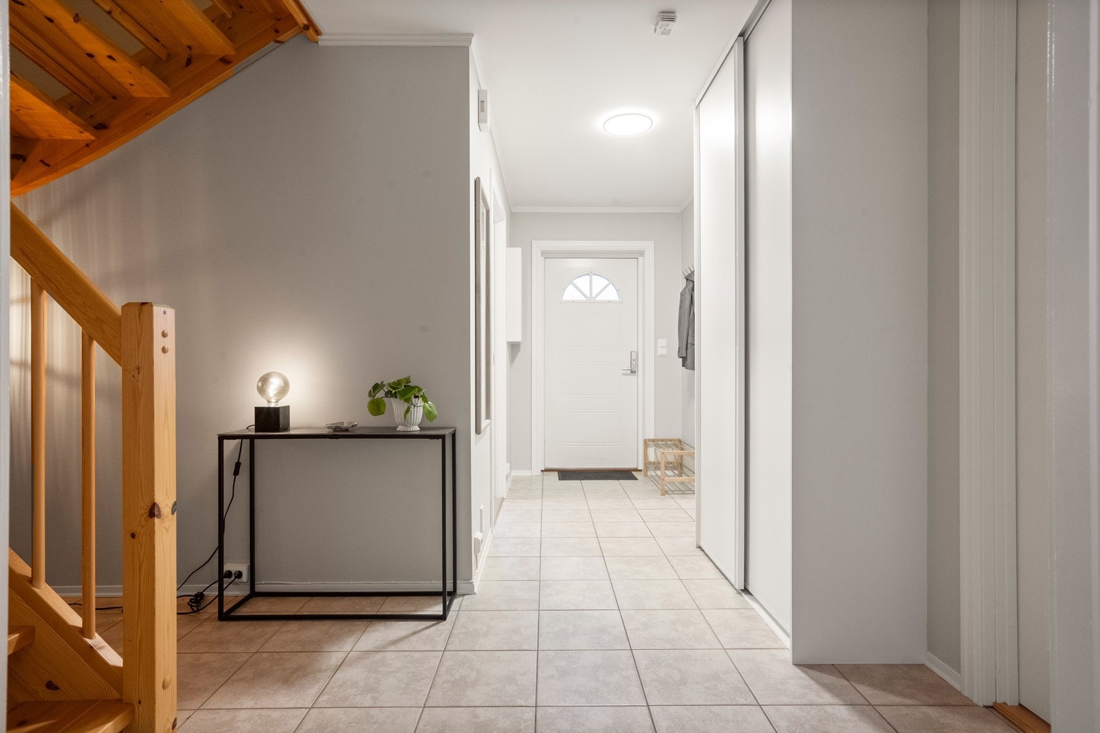 Entréen har flislagt gulv med gulvvarme som gir en behagelig velkomst. Galleribilde