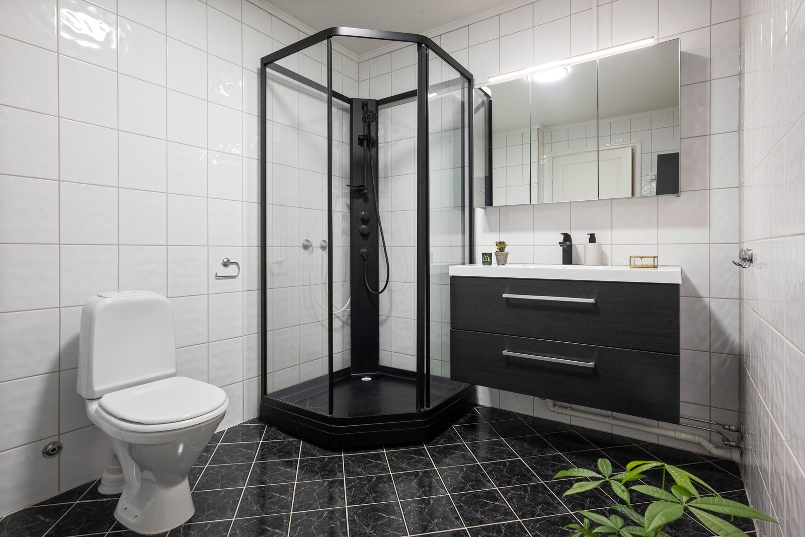 Baderom i 1 etasje med oppdatert innredning fra 2023 -praktisk løsning og moderne uttrykk. Badet er helfliset og har elektriske varmekabler i gulvet. Galleribilde