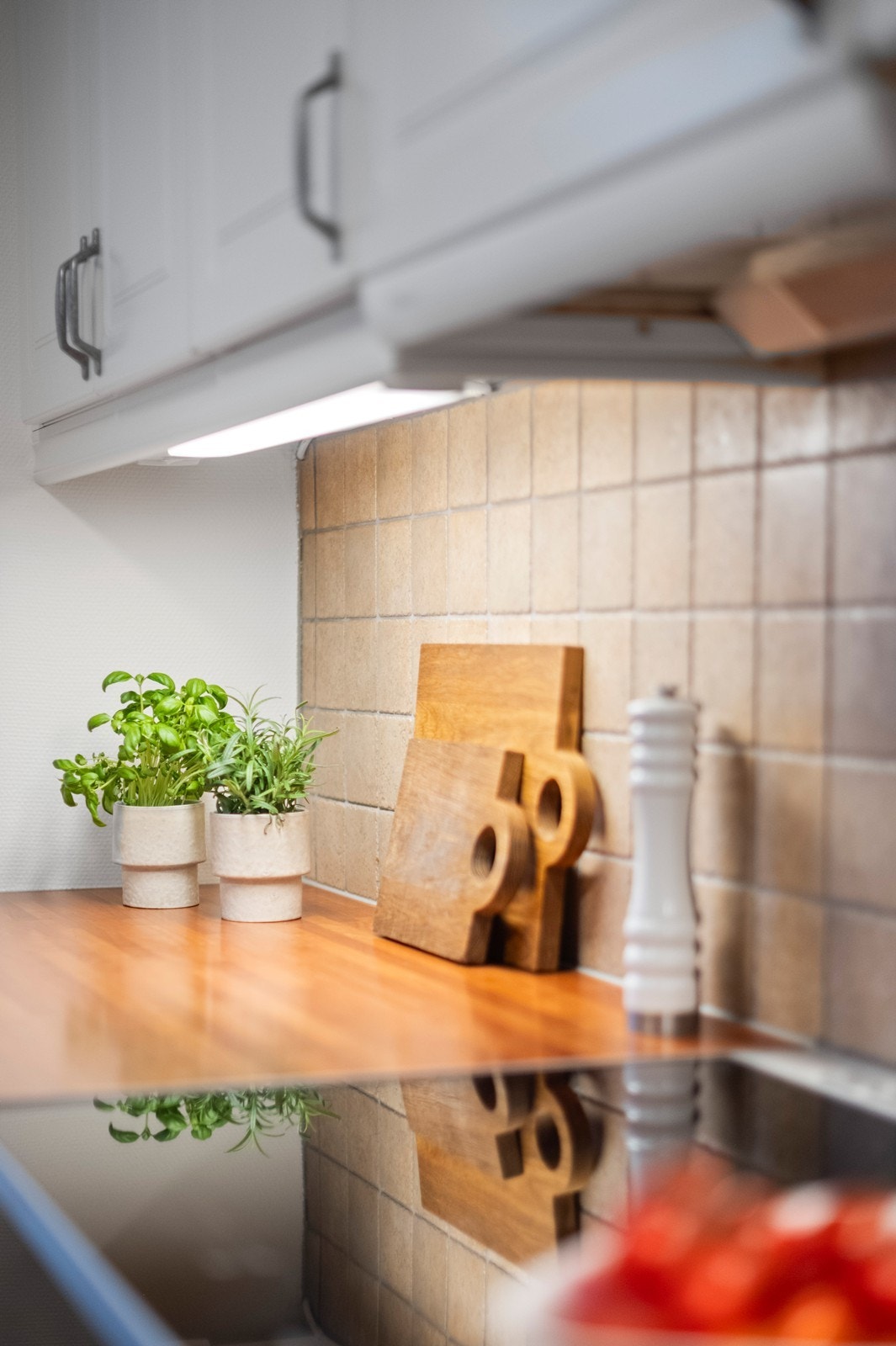 Benkeplaten i laminat er slitesterk, og fliser over benken forenkler renholdet. Galleribilde