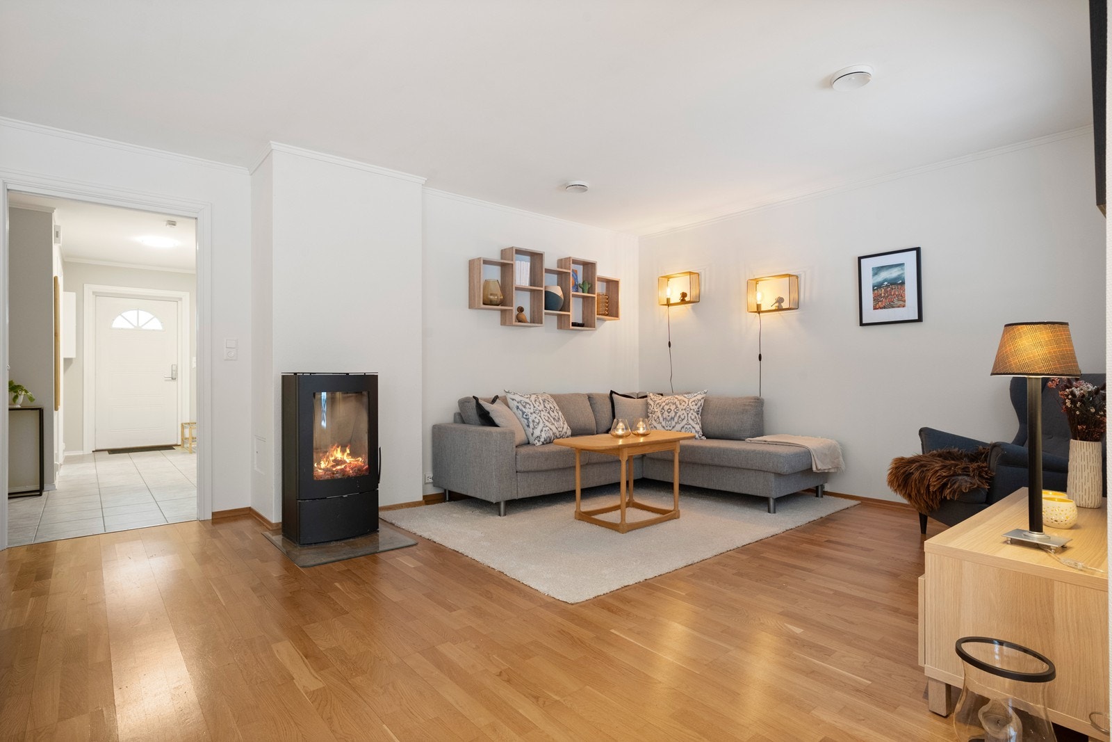 Stuen er et romslig samlingspunkt med parkettgulv og en vedovn for ekstra varme. Galleribilde