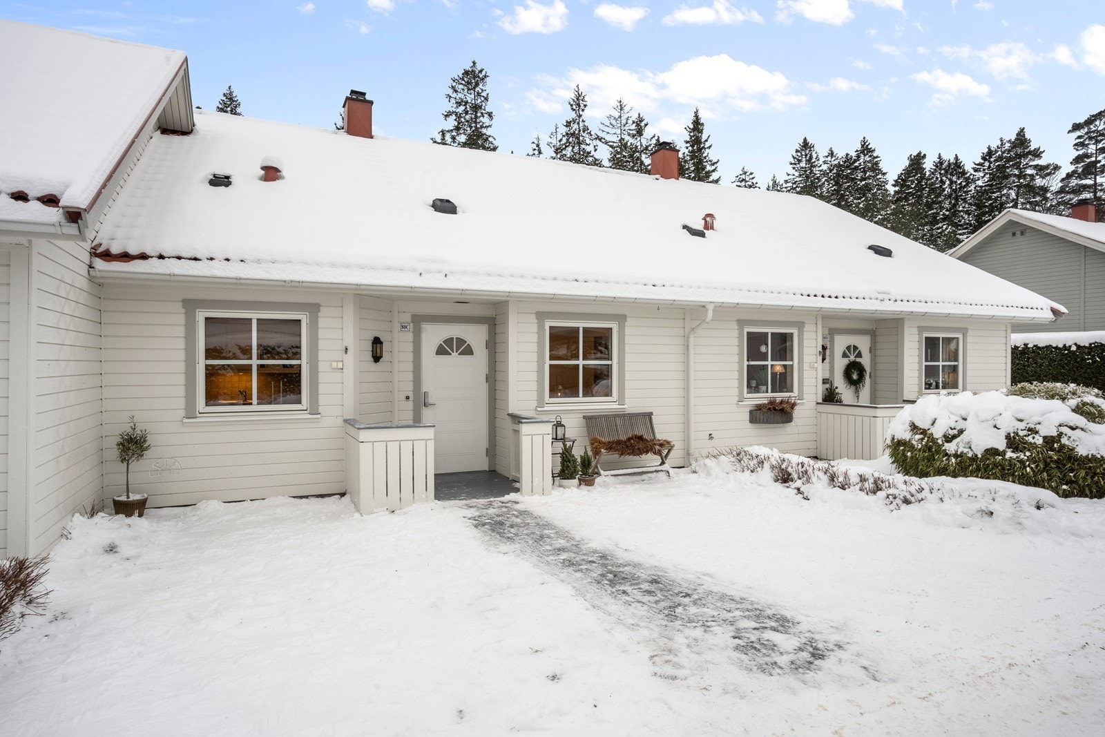 Fasaden er kledd med liggende bordkledning i tre, og har malte trevinduer. Galleribilde