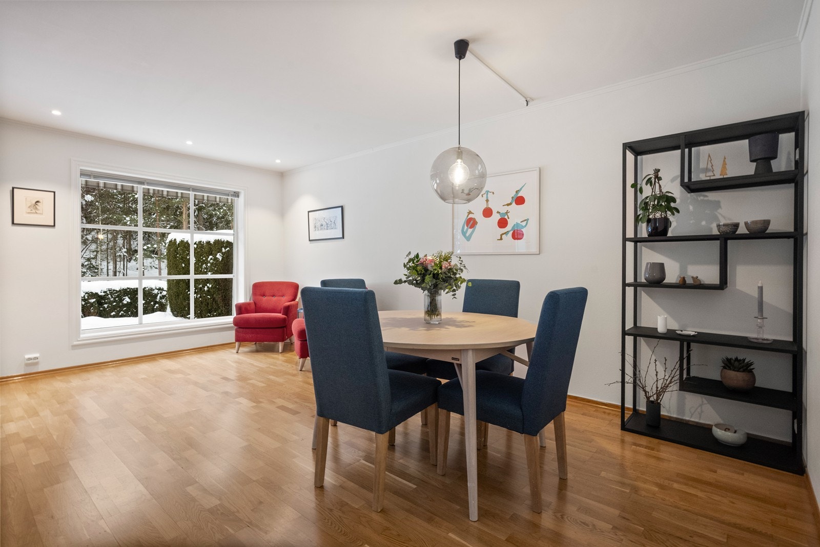 Store vindusflater med 2-lags glass gir rikelig med naturlig lys til oppholdsrommene. Galleribilde