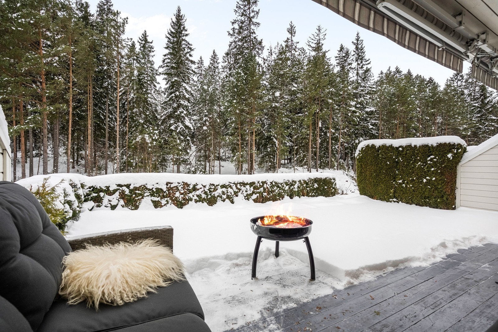 Boligen har en skjermet uteplass med umiddelbar nærhet til skog og natur. Galleribilde