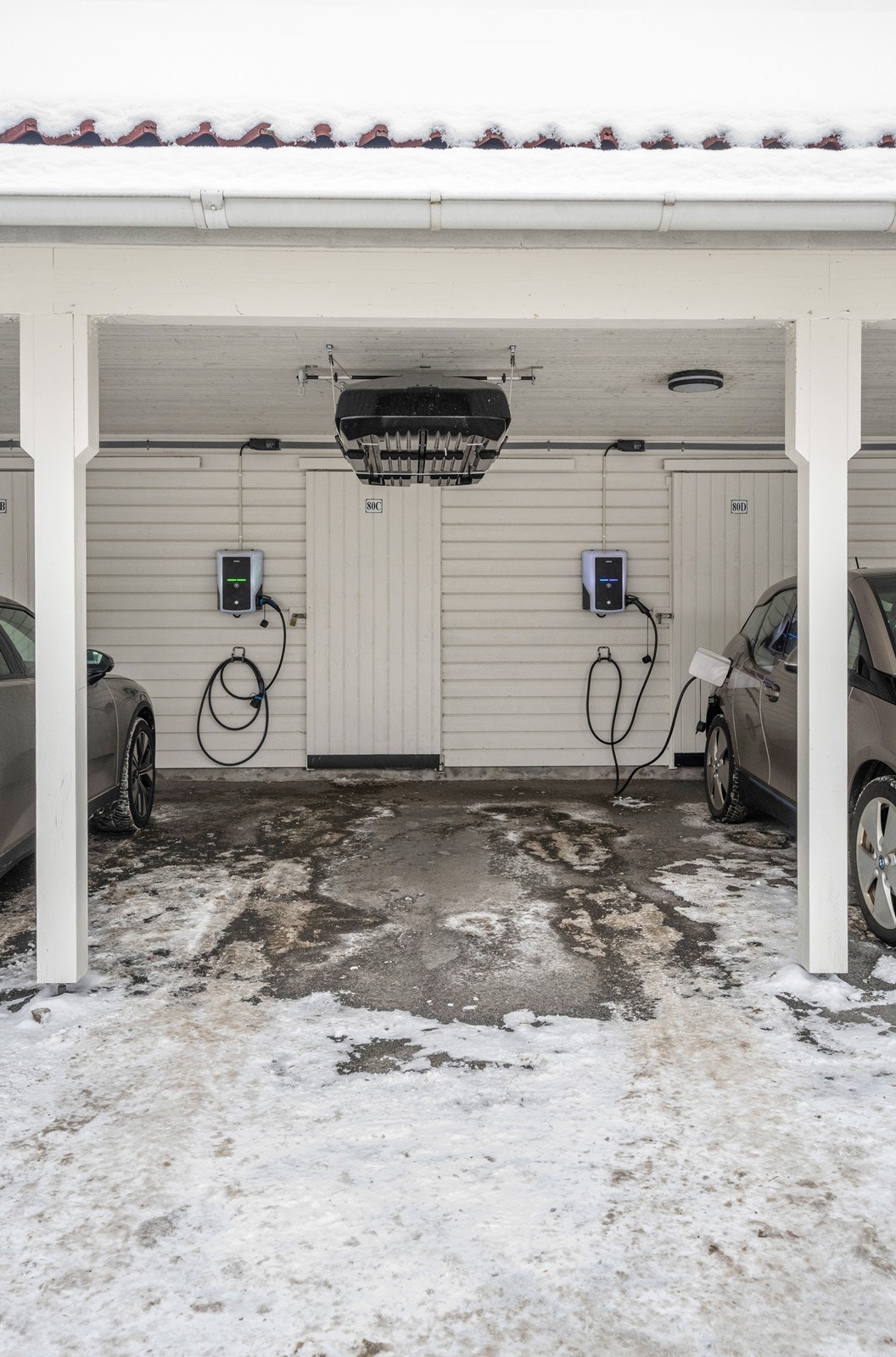 I bakkant av carporten er det en praktisk bod på 5 m² for ekstra lagring. Galleribilde