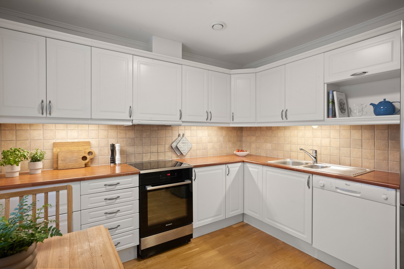 Innredningen gir rikelig med skapplass, og hjørneløsningen utnytter arealet effektivt. Galleribilde